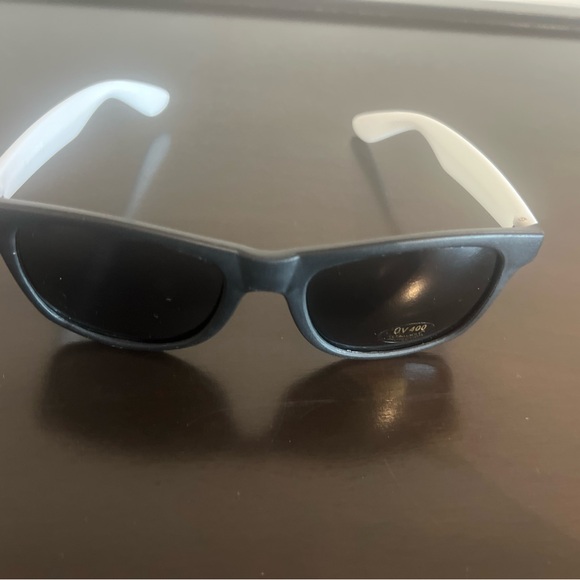 Black and white sunglasses. Pack of 7. Each one individually wrapped. NWT. - Picture 2 of 6